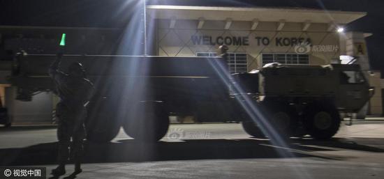 目前，“萨德”发射架及部分装备已抵达韩乌山空军基地。韩军称“萨德”系统装备将陆续抵韩。