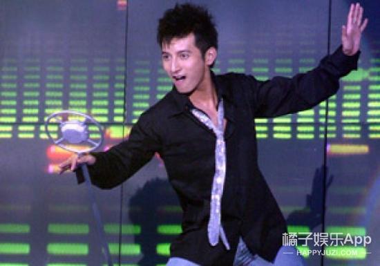 1999年在何老师的推荐下，从《快乐新战线》来到《快乐大本营》担纲外景主持主持人，并成为快乐家族中的一员。