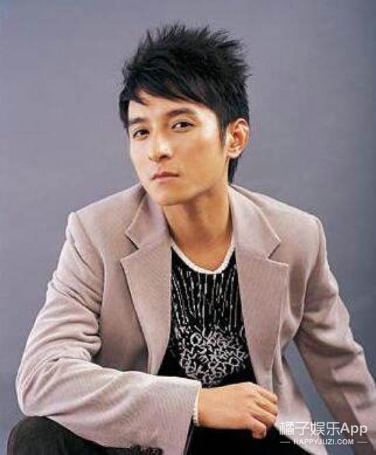 嘉爷那个时候拍写真真的是死死的盯着镜头啊，感觉要被他吸走了～