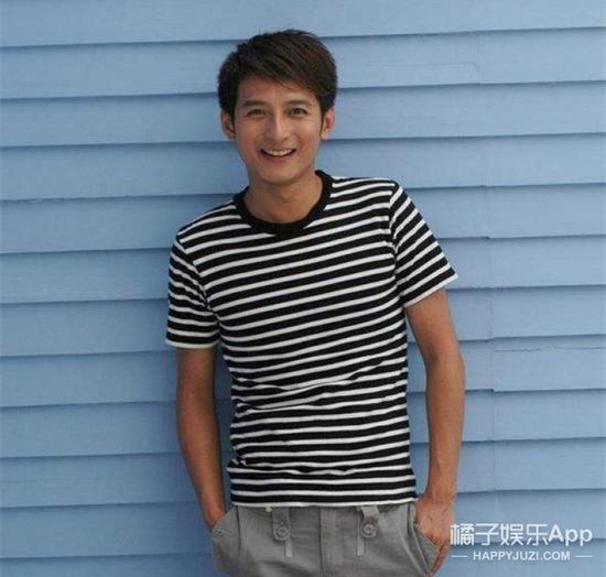 嗯，冷酷完了之后，下一张立马画风突变，变成了咱们认识的《快乐大本营》主持人维嘉。