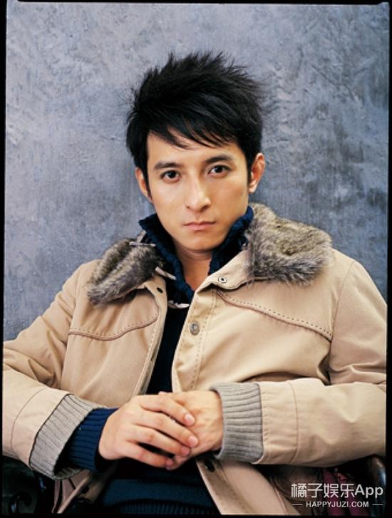 嘉爷那个时候拍写真真的是死死的盯着镜头啊，感觉要被他吸走了～