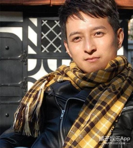 都说维嘉年轻的时候跟吴奇隆很像，你们觉得像吗，可能就是高鼻梁比较相似吧。