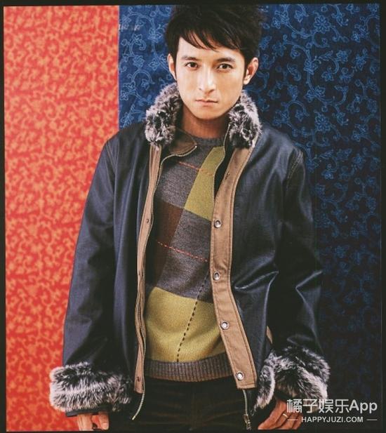 瞧这挑逗的眼神，和风靡一时的发型～