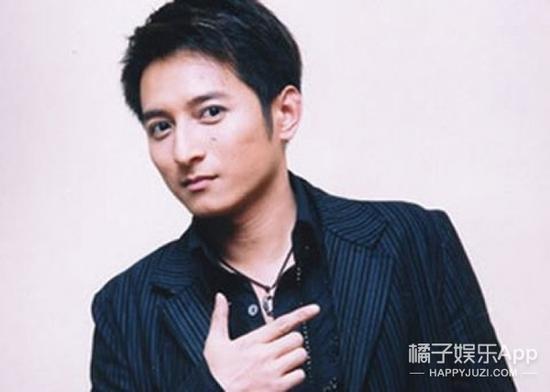 除了主持节目，200年的时候李维嘉还出版过一本书《快乐先锋》，你们不知道嘉爷还有出书的经历吧。