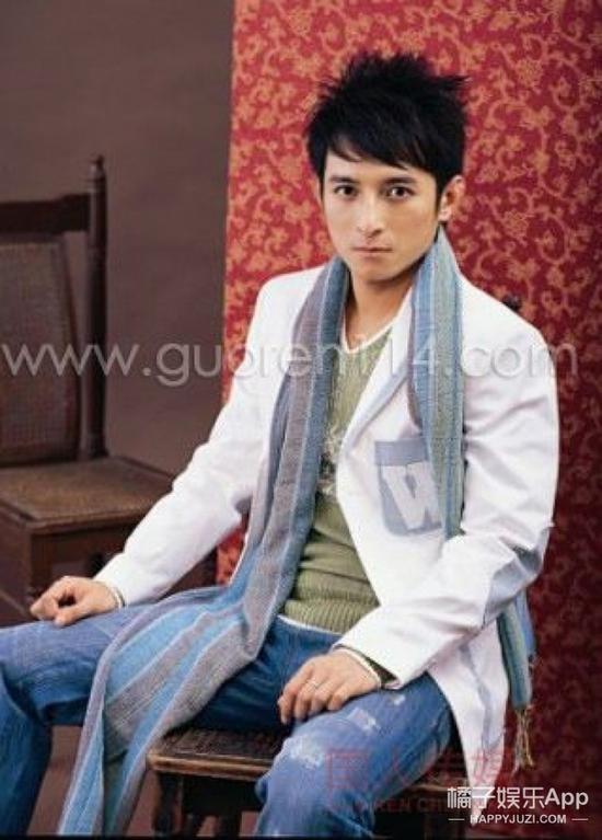 嘉爷那个时候拍写真真的是死死的盯着镜头啊，感觉要被他吸走了～