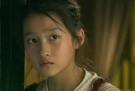 关晓彤的首部作品是2001年的《烟海沉浮》