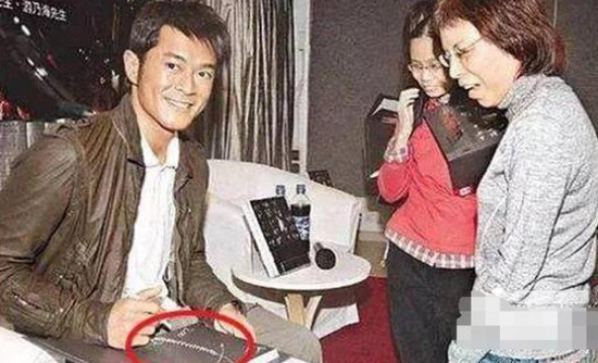 尴尬，粉丝惊讶的张开了嘴...