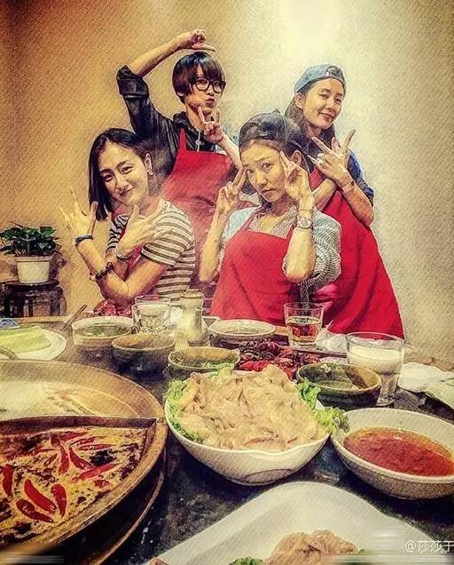 11闺蜜团日常接地气，素颜打火锅