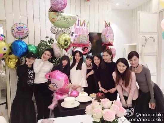 28生孩子前一周，Angelababy去参加闺蜜的生日派对。