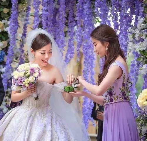 20刘亦菲还是张靓颖的伴娘，给新娘捧戒指。