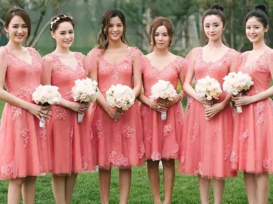 5这将是陈乔恩第二次担任伴娘，去年7月她的伴娘首秀献给了陈妍希。