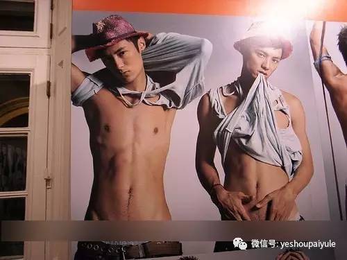 余文乐也表示自己这张被p了，当时原片跟成片有非常大的差别