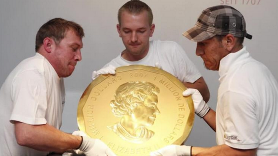 工作人员想把它抬起来都费力...