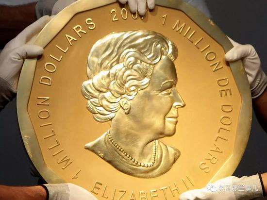 工作人员想把它抬起来都费力...