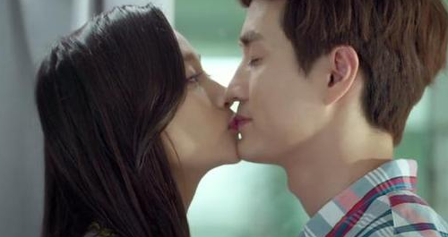 关晓彤"酒后"撩妹撩汉 女女拍吻戏画面太美