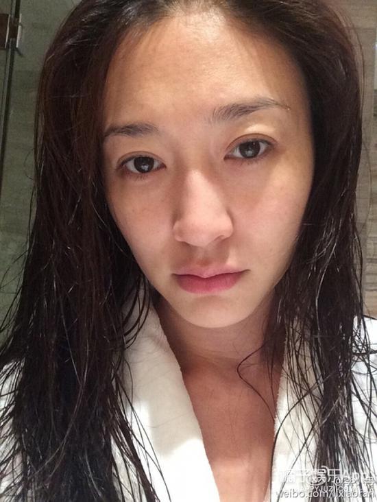 感叹一下，李小冉的皮肤真的好好啊......