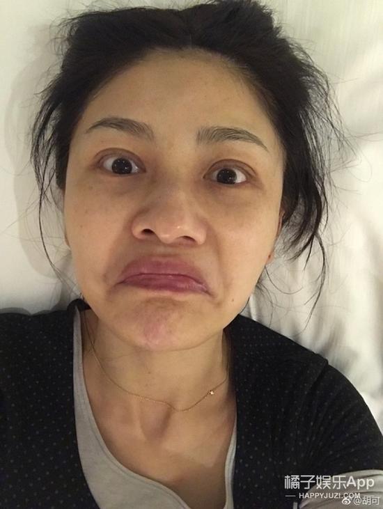 这张搞怪的素颜自拍，不说名字你们认得出来是谁不？是安吉和小鱼儿的妈妈胡可呀！