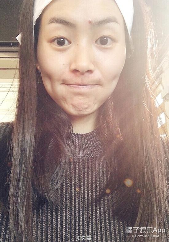 大表姐刘雯这张还能看到好大一颗痘痘呢2333333。
