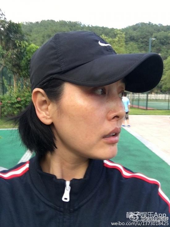 《粉红女郎》里的“男人婆”何茹男你们还记得不？演员张延现在长这样了，自拍也很实在呢。