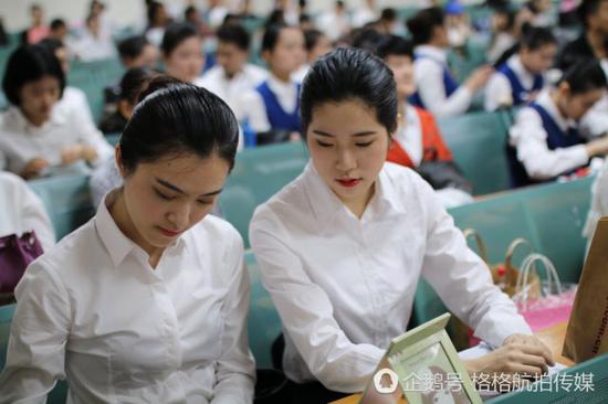 图为空姐面试等待区现场。
