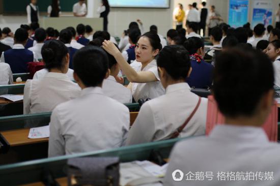 来自同一所大学的两位应聘者互相帮忙整理发型。