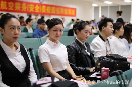 图为空姐面试等待区现场。
