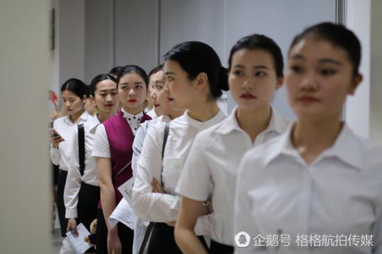 面试者每十人一组，现场核实身份信息后，拿到属于自己的号码，在进入房间，房间有几位面试官，在初试整个过程，大家只有编号，不叫名称。
