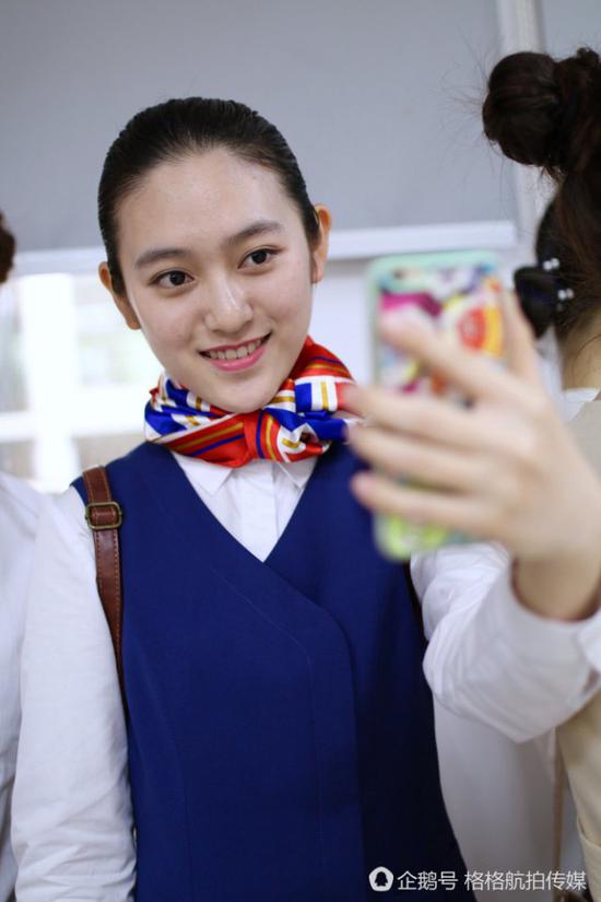 一位美女正在自拍，透过自信的笑容来看，她一点都不紧张。
