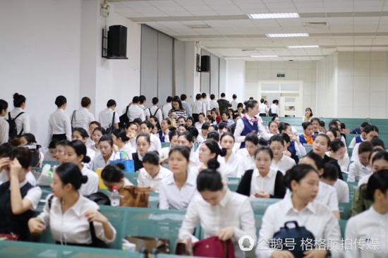 等候区的女生排队进入面试区。