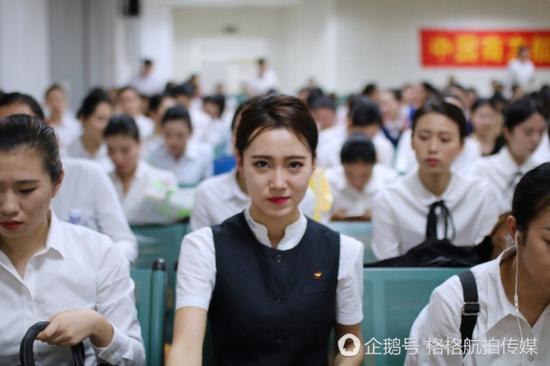 图为空姐面试等待区现场。
