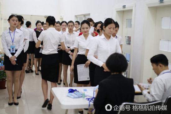 拍在后面的同学也没闲着，不时的补妆，想尽可能完美的展示给面试官。
