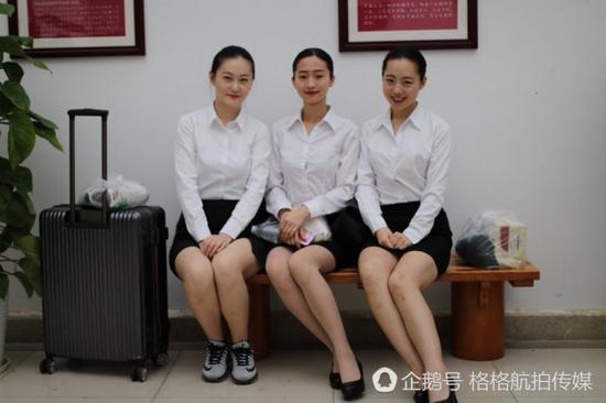 三名经过初试的同学在等待区开心的聊天，她们在等待中午一点半的面试成绩公布。
