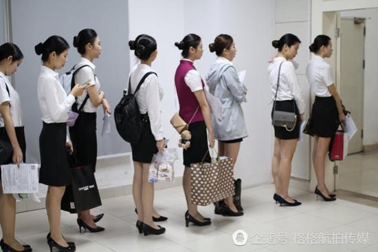 从等候区经过这道门就进入面试区。
