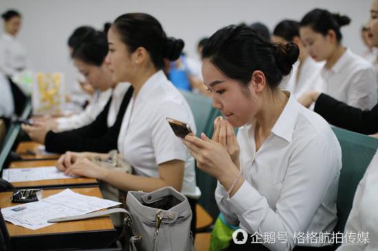 拍在后面的同学也没闲着，不时的补妆，想尽可能完美的展示给面试官。