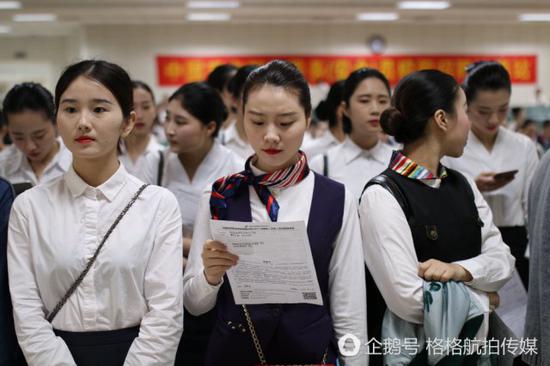 一位女生仔细的看着自己填写的简历。