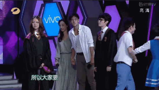 白百何和彭于晏暗搓搓十指相扣 还偷偷…