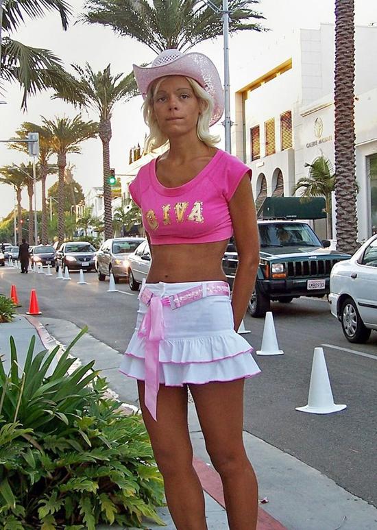 她表示，可以在开始时先一点一点往胸部植入填充物，随后再大体积地植入，实现每个乳房达到5升的梦想。同时她也在考虑臀部植入物体将其变得更大，毕竟一切皆有可能。