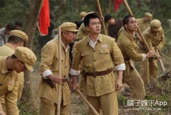 《青春燃烧的岁月》中，许亚军化身战争狂人孟青田，敦实彪悍，心有壮志。