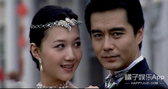 《黑色郁金香》中，许亚军饰演了男主角徐谦，是一个两面人。