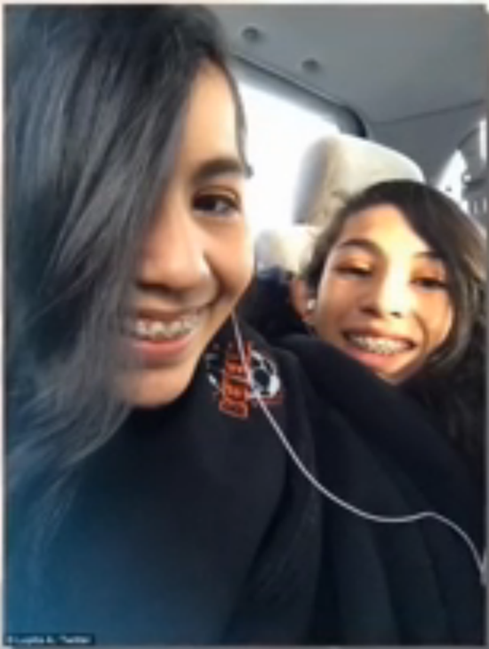 16岁连体姐妹拒做分离手术