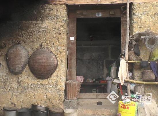 坟墓正对着堂屋大门