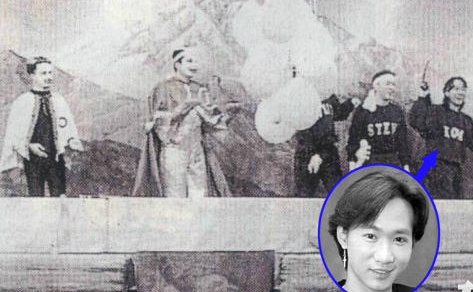 【黄家驹录节目从湿滑高台坠下 头部坠地】Beyond在上世纪80年代末开始走红，之后签约日本经纪公司，开拓日本市场。1993年6月24日凌晨，Beyond在富士电视台录制游戏节目，黄家驹从两米多高的湿滑高台堕下，头部着地后重伤昏迷，送院抢救6天，于6月30日下午终告不治，年仅31岁。图为黄家驹当时录节目的舞台布景，中间白色物体是悬挂着的装了水的气球，气球被弄破了后，导致地板湿滑，令现场更危险。