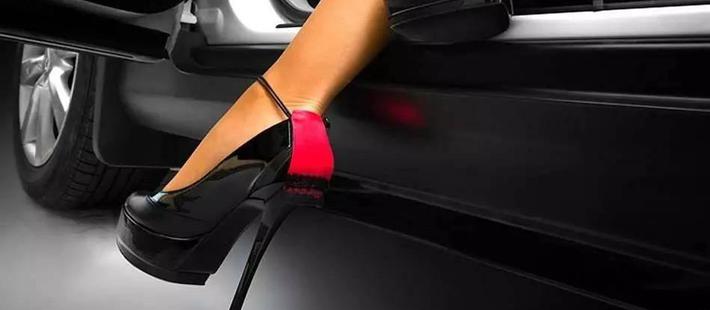 女司机穿高跟鞋开车撞破墙