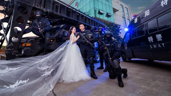 特警婚纱照图片_特警车