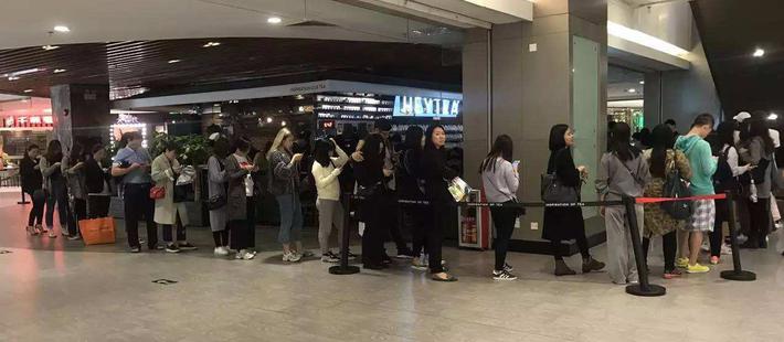 网红奶茶雇人“变装”排队