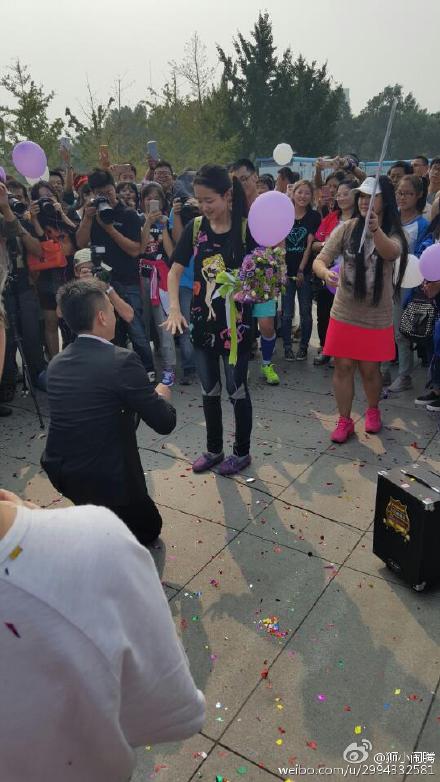 伸出手，让陈振东带上戒指。她同意了