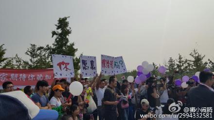 亲友团打横幅助阵