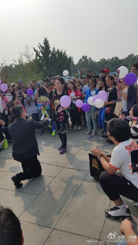 男主角出场，单膝跪地，手捧鲜花求婚。女主角又惊又喜。