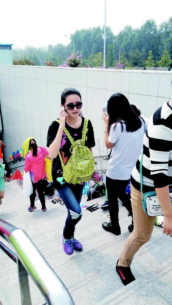 陈振东的女友正前往终点等待