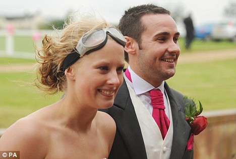 最牛新郎新娘 300多米高空办婚礼